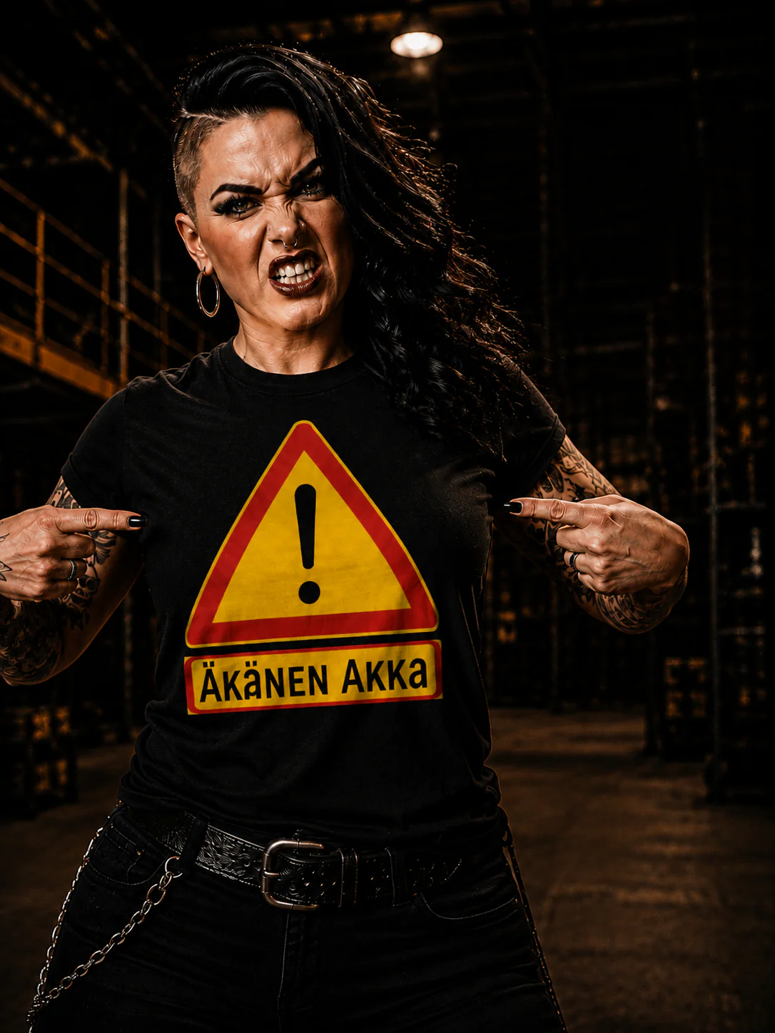 T-paita musta - Äkänen akka